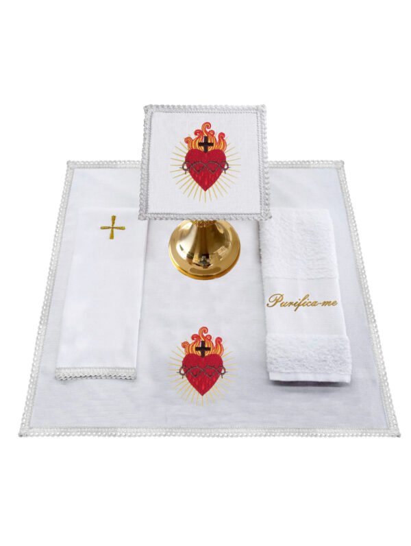 Conjunto de Alfaias Bordado com o Sagrado Coração de Jesus